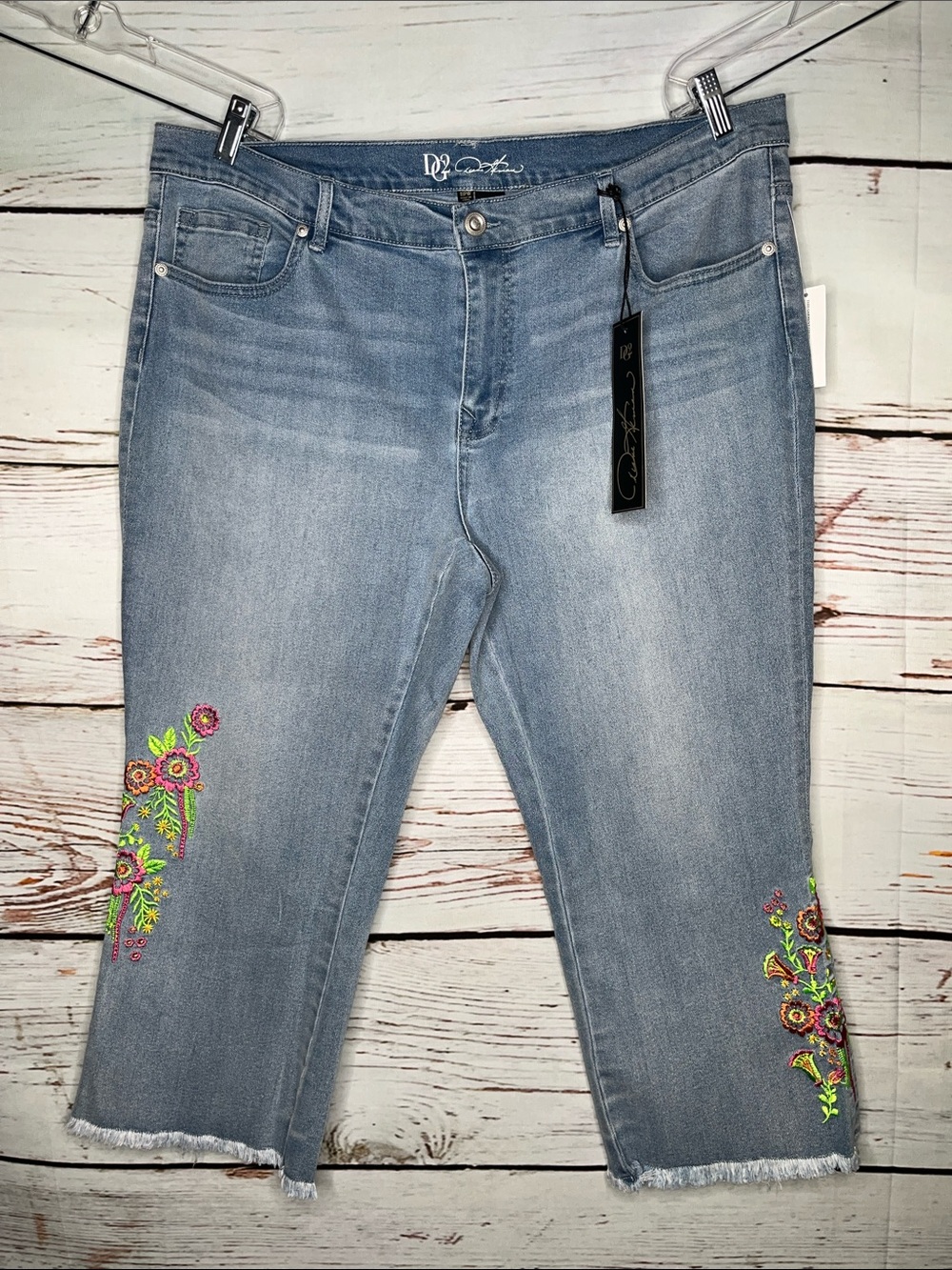 DG2 by Diane Gilman NWT Size 18PW Blue Denim - Floral Embroidered Crop Jeans
